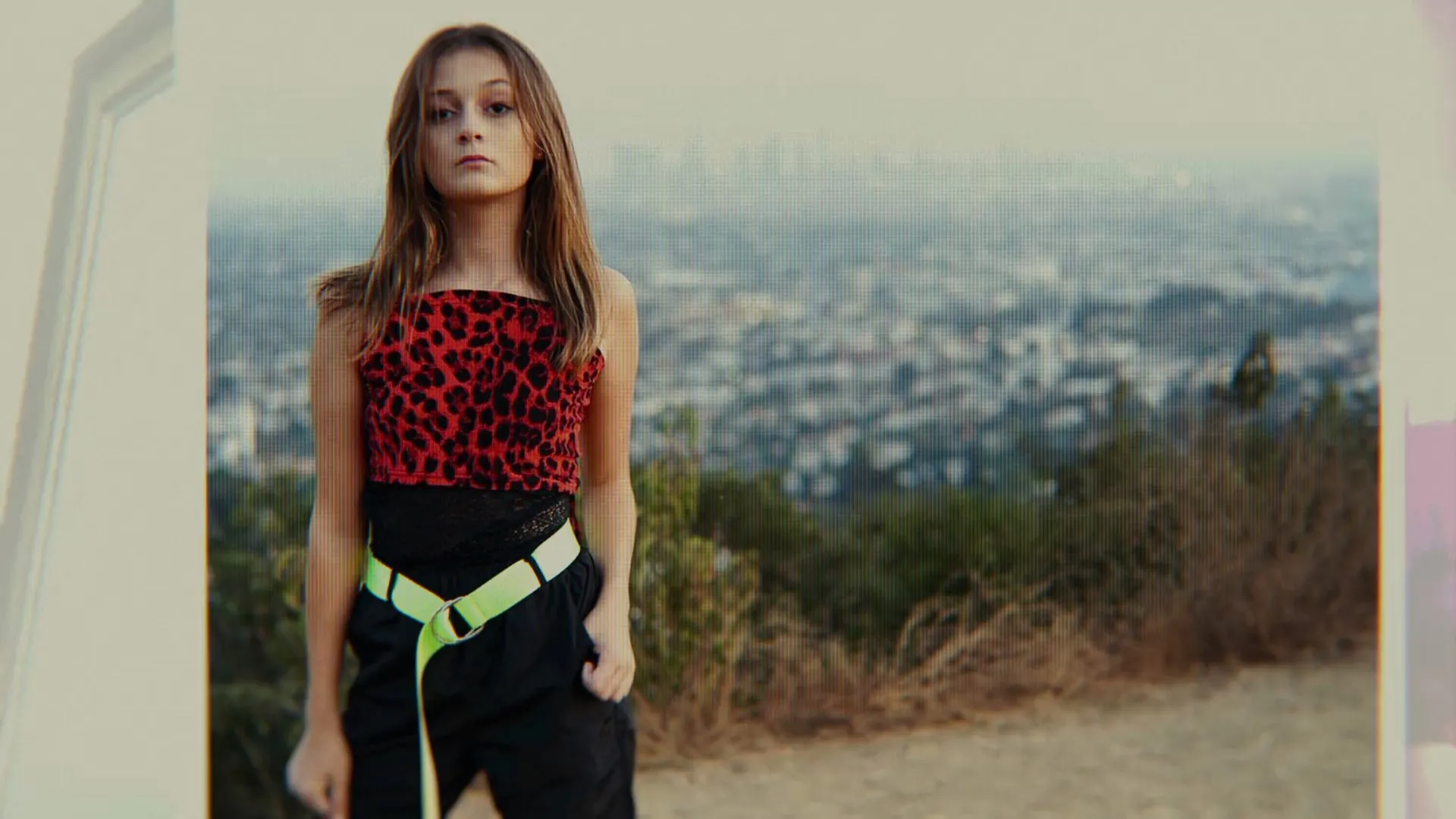 Фонове зображення Поганий вплив: Хто стоїть за дітьми-інфлюенсерами?